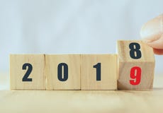 Το άτομο χεριών προσπαθεί να ανοίξει ή να κτυπήσει για να βρεί το νέο έτος 2019, έννοια τάσης καλής χρονιάς στοκ εικόνες με δικαίωμα ελεύθερης χρήσης Το άτομο χεριών προσπαθεί να ανοίξει ή να κτυπήσει για να βρεί το νέο έτος 2019, έννοια τάσης καλής χρονιάς στοκ εικόνες με δικαίωμα ελεύθερης χρήσης