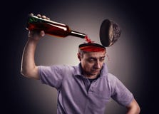 Το άτομο χύνει το κεφάλι του επάνω με το οινόπνευμα στοκ φωτογραφίες Το άτομο χύνει το κεφάλι του επάνω με το οινόπνευμα στοκ φωτογραφίες