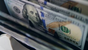 Το Α ελέγχει με υπολογιστή την αυθεντικότητα των τραπεζογραμματίων δολαρίων, που κινούν τα σε μια γραμμή φιλμ μικρού μήκους Το Α ελέγχει με υπολογιστή την αυθεντικότητα των τραπεζογραμματίων δολαρίων, που κινούν τα σε μια γραμμή φιλμ μικρού μήκους