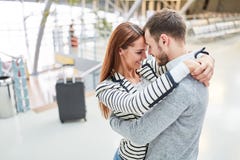 Το αγαπώντας ζεύγος αγκαλιάζει το ένα το άλλο ευτυχώς όταν συναντιούνται πάλι στοκ φωτογραφία με δικαίωμα ελεύθερης χρήσης Το αγαπώντας ζεύγος αγκαλιάζει το ένα το άλλο ευτυχώς όταν συναντιούνται πάλι στοκ φωτογραφία με δικαίωμα ελεύθερης χρήσης