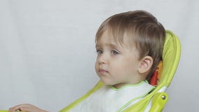 Το αγοράκι τρώει με ένα κουτάλι απόθεμα βίντεο Το αγοράκι τρώει με ένα κουτάλι απόθεμα βίντεο