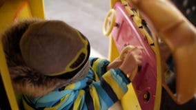 Το αγόρι οδηγά ένα αυτοκίνητο παιχνιδιών στο ιπποδρόμιο απόθεμα βίντεο Το αγόρι οδηγά ένα αυτοκίνητο παιχνιδιών στο ιπποδρόμιο απόθεμα βίντεο