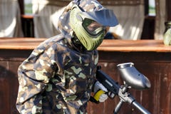 το αγόρι παίζει paintball στον τομέα paintball τα παιχνίδια μπορούν να παιχτούν στους εσωτερικούς ή υπαίθριους τομείς στοκ εικόνες με δικαίωμα ελεύθερης χρήσης το αγόρι παίζει paintball στον τομέα paintball τα παιχνίδια μπορούν να παιχτούν στους εσωτερικούς ή υπαίθριους τομείς στοκ εικόνες με δικαίωμα ελεύθερης χρήσης