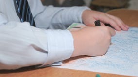 Το αγόρι σύρει τις εικόνες χρησιμοποιώντας τις κιμωλίες και τα μολύβια χρώματος απόθεμα βίντεο Το αγόρι σύρει τις εικόνες χρησιμοποιώντας τις κιμωλίες και τα μολύβια χρώματος απόθεμα βίντεο
