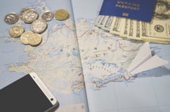 Το αεροπλάνο, το smartphone, το βιομετρικό διαβατήριο, τα δολάρια, τα νομίσματα και οι πιστωτικές κάρτες βρίσκονται σε έναν χάρτη στοκ φωτογραφία Το αεροπλάνο, το smartphone, το βιομετρικό διαβατήριο, τα δολάρια, τα νομίσματα και οι πιστωτικές κάρτες βρίσκονται σε έναν χάρτη στοκ φωτογραφία