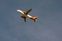 Το αεροπλάνο αναρριχείται μετά από την απογείωση στοκ φωτογραφία Το αεροπλάνο αναρριχείται μετά από την απογείωση στοκ φωτογραφία