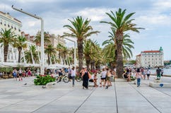 Το ανάχωμα της παραθεριστικής πόλης της διάσπασης το καλοκαίρι στοκ εικόνα με δικαίωμα ελεύθερης χρήσης Το ανάχωμα της παραθεριστικής πόλης της διάσπασης το καλοκαίρι στοκ εικόνα με δικαίωμα ελεύθερης χρήσης