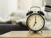 Το αναδρομικό μαύρο ξυπνητήρι παρουσιάζει 7 η ώρα το πρωί για το u ιχνών στοκ εικόνες Το αναδρομικό μαύρο ξυπνητήρι παρουσιάζει 7 η ώρα το πρωί για το u ιχνών στοκ εικόνες
