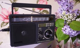 Το αναδρομικό ραδιόφωνο ύφους για FM και ΕΊΝΑΙ ραδιο υποδοχή Μπορέστε επίσης να ακούσετε τα αρχεία MP3 r στοκ εικόνες Το αναδρομικό ραδιόφωνο ύφους για FM και ΕΊΝΑΙ ραδιο υποδοχή Μπορέστε επίσης να ακούσετε τα αρχεία MP3 r στοκ εικόνες