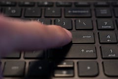 Το ανθρώπινο δάχτυλο που πιέζει εισάγει το κλειδί σε ένα πληκτρολόγιο υπολογιστών στοκ φωτογραφίες Το ανθρώπινο δάχτυλο που πιέζει εισάγει το κλειδί σε ένα πληκτρολόγιο υπολογιστών στοκ φωτογραφίες