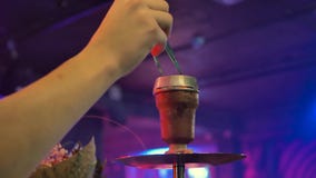 Το ανθρώπινο χέρι αλλάζει τους άνθρακες στο hookah Το δωμάτιο ανάβει με το μπλε φως απόθεμα βίντεο Το ανθρώπινο χέρι αλλάζει τους άνθρακες στο hookah Το δωμάτιο ανάβει με το μπλε φως απόθεμα βίντεο