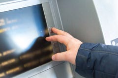Το ανθρώπινο χέρι πιέζει τα κουμπιά στο πληκτρολόγιο της μηχανής μετρητών στοκ φωτογραφίες Το ανθρώπινο χέρι πιέζει τα κουμπιά στο πληκτρολόγιο της μηχανής μετρητών στοκ φωτογραφίες