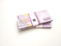 Το απλό επίπεδο φωτογραφιών βάζει, σωρός των χρημάτων της Ινδονησίας ρουπίων δέκα χιλιάδων δεσμών, στο άσπρο υπόβαθρο στοκ εικόνες με δικαίωμα ελεύθερης χρήσης Το απλό επίπεδο φωτογραφιών βάζει, σωρός των χρημάτων της Ινδονησίας ρουπίων δέκα χιλιάδων δεσμών, στο άσπρο υπόβαθρο στοκ εικόνες με δικαίωμα ελεύθερης χρήσης