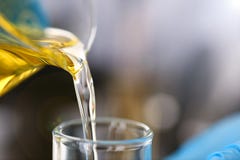 Το αρσενικό παραδίδει τον προστατευτικό σωλήνα δοκιμής λαβής γαντιών στοκ φωτογραφία με δικαίωμα ελεύθερης χρήσης Το αρσενικό παραδίδει τον προστατευτικό σωλήνα δοκιμής λαβής γαντιών στοκ φωτογραφία με δικαίωμα ελεύθερης χρήσης