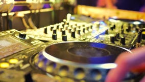 Το αρσενικό χέρι ελέγχει την κονσόλα του DJ Το δωμάτιο είναι φωτισμένο με το κίτρινο φως φιλμ μικρού μήκους Το αρσενικό χέρι ελέγχει την κονσόλα του DJ Το δωμάτιο είναι φωτισμένο με το κίτρινο φως φιλμ μικρού μήκους