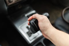 Το αρσενικό χέρι μεταστρέφει την αυτόματη κινηματογράφηση σε πρώτο πλάνο μετάδοσης στοκ φωτογραφία Το αρσενικό χέρι μεταστρέφει την αυτόματη κινηματογράφηση σε πρώτο πλάνο μετάδοσης στοκ φωτογραφία