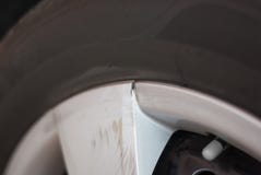 Το ασημένιο πλαίσιο ροδών αυτοκινήτων είναι σπασμένο και γρατσουνισμένο λόγω του χτυπήματος του s στοκ εικόνα Το ασημένιο πλαίσιο ροδών αυτοκινήτων είναι σπασμένο και γρατσουνισμένο λόγω του χτυπήματος του s στοκ εικόνα