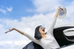 Το ασιατικό ταξίδι γυναικών χαλαρώνει στις διακοπές Έκλινε από το αυτοκίνητο και αύξησε τα χέρια της ευτυχώς στοκ φωτογραφίες με δικαίωμα ελεύθερης χρήσης Το ασιατικό ταξίδι γυναικών χαλαρώνει στις διακοπές Έκλινε από το αυτοκίνητο και αύξησε τα χέρια της ευτυχώς στοκ φωτογραφίες με δικαίωμα ελεύθερης χρήσης