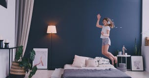 Το αστείο χαριτωμένο μικρό κορίτσι στο ασύρματο τραγούδι χορού ακουστικών με τη χτένα και έχει τη διασκέδαση το πρωί διακοπών που απόθεμα βίντεο Το αστείο χαριτωμένο μικρό κορίτσι στο ασύρματο τραγούδι χορού ακουστικών με τη χτένα και έχει τη διασκέδαση το πρωί διακοπών που απόθεμα βίντεο