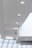 Το ασυμμετρικό άσπρο ανώτατο όριο με την άσπρη εγκύκλιο τα φω'τα και το παράθυρο στοκ φωτογραφία Το ασυμμετρικό άσπρο ανώτατο όριο με την άσπρη εγκύκλιο τα φω'τα και το παράθυρο στοκ φωτογραφία