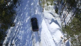 Το αυτοκίνητο οδηγά σε έναν χειμερινό δρόμο μεταξύ των ξύλων και Το αυτοκίνητο οδηγά σε έναν χειμερινό δρόμο μεταξύ των ξύλων και
