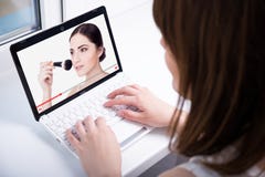 Το βίντεο προσοχής γυναικών blog για αποτελεί στο lap-top στοκ φωτογραφίες Το βίντεο προσοχής γυναικών blog για αποτελεί στο lap-top στοκ φωτογραφίες
