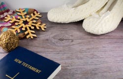 Το βιβλίο, snowflake, έπλεξε τις κάλτσες και τα γάντια, Βίβλος στην ξύλινη πλάτη στοκ φωτογραφίες Το βιβλίο, snowflake, έπλεξε τις κάλτσες και τα γάντια, Βίβλος στην ξύλινη πλάτη στοκ φωτογραφίες