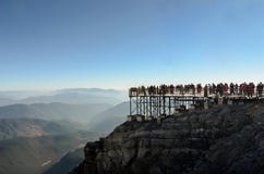 Το βουνό χιονιού δράκων νεφριτών είναι μια θέση όπου οι κινεζικοί τουρίστες προτιμούν να ταξιδεψουν με το τελεφερίκ στοκ εικόνα Το βουνό χιονιού δράκων νεφριτών είναι μια θέση όπου οι κινεζικοί τουρίστες προτιμούν να ταξιδεψουν με το τελεφερίκ στοκ εικόνα