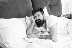 Το γενειοφόρο hipster ατόμων ξύπνησε πάρα πολύ νωρίς και αισθάνεται νυσταλέο και κουρασμένο Νωρίς για να σηκωθεί Σας κρατήστε παν στοκ εικόνες Το γενειοφόρο hipster ατόμων ξύπνησε πάρα πολύ νωρίς και αισθάνεται νυσταλέο και κουρασμένο Νωρίς για να σηκωθεί Σας κρατήστε παν στοκ εικόνες