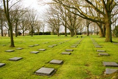 Το γερμανικό νεκροταφείο friedhof στους τομείς της Φλαμανδικής περιοχής το Βέλγιο στοκ εικόνες με δικαίωμα ελεύθερης χρήσης Το γερμανικό νεκροταφείο friedhof στους τομείς της Φλαμανδικής περιοχής το Βέλγιο στοκ εικόνες με δικαίωμα ελεύθερης χρήσης
