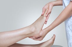 Το γιατρός-podiatrist κάνει μια εξέταση και ένα μασάζ του υπομονετικού ποδιού ` s στοκ εικόνες με δικαίωμα ελεύθερης χρήσης Το γιατρός-podiatrist κάνει μια εξέταση και ένα μασάζ του υπομονετικού ποδιού ` s στοκ εικόνες με δικαίωμα ελεύθερης χρήσης