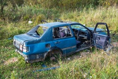 Το εγκαταλειμμένο Volkswagen Vento κοντά που αυξάνεται στοκ εικόνες με δικαίωμα ελεύθερης χρήσης Το εγκαταλειμμένο Volkswagen Vento κοντά που αυξάνεται στοκ εικόνες με δικαίωμα ελεύθερης χρήσης