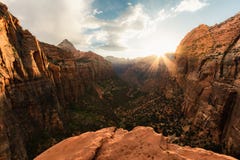 Το εθνικό πάρκο Zion είναι ένα από τα ομορφότερα πάρκα στις ΗΠΑ, Γιούτα Το φαράγγι αγνοεί τις όμορφες απόψεις προσφορών ιχνών, su στοκ φωτογραφία με δικαίωμα ελεύθερης χρήσης Το εθνικό πάρκο Zion είναι ένα από τα ομορφότερα πάρκα στις ΗΠΑ, Γιούτα Το φαράγγι αγνοεί τις όμορφες απόψεις προσφορών ιχνών, su στοκ φωτογραφία με δικαίωμα ελεύθερης χρήσης