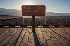 Το εικονικό σημάδι λεκανών Badwater στοκ εικόνες Το εικονικό σημάδι λεκανών Badwater στοκ εικόνες