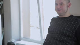 Το ενήλικο άτομο με το υπερβολικό βάρος πιέζει τα πόδια του στον προσομοιωτή φιλμ μικρού μήκους Το ενήλικο άτομο με το υπερβολικό βάρος πιέζει τα πόδια του στον προσομοιωτή φιλμ μικρού μήκους