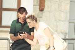 Το ενήλικο ζεύγος φαίνεται Smartphone, μοναστήρι Ostrog - Monteneg στοκ φωτογραφίες Το ενήλικο ζεύγος φαίνεται Smartphone, μοναστήρι Ostrog - Monteneg στοκ φωτογραφίες