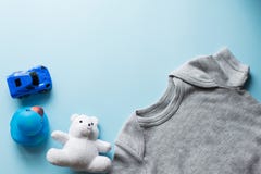 το επίπεδο παιδιών βάζει με ενδυμάτων το μπλε διάστημα άποψης υποβάθρου τοπ για το κείμενο μπλε αυτοκίνητο μωρών, πάπια, teddy, ε στοκ φωτογραφία με δικαίωμα ελεύθερης χρήσης το επίπεδο παιδιών βάζει με ενδυμάτων το μπλε διάστημα άποψης υποβάθρου τοπ για το κείμενο μπλε αυτοκίνητο μωρών, πάπια, teddy, ε στοκ φωτογραφία με δικαίωμα ελεύθερης χρήσης