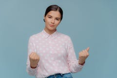 Το επιτυχές brunette που η νέα γυναίκα κρατά τις πυγμές σφιγγμένες, εξετάζει με βεβαιότητα τη κάμερα, γιορτάζει το θρίαμβο, φορά στοκ φωτογραφίες με δικαίωμα ελεύθερης χρήσης Το επιτυχές brunette που η νέα γυναίκα κρατά τις πυγμές σφιγγμένες, εξετάζει με βεβαιότητα τη κάμερα, γιορτάζει το θρίαμβο, φορά στοκ φωτογραφίες με δικαίωμα ελεύθερης χρήσης