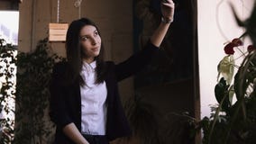 Το επιχειρησιακό κορίτσι κάνει το selfi το εικοστό τηλέφωνο συγχρόνως Ένας χαριτωμένος μακρυμάλλης σπουδαστής brunette απόθεμα βίντεο Το επιχειρησιακό κορίτσι κάνει το selfi το εικοστό τηλέφωνο συγχρόνως Ένας χαριτωμένος μακρυμάλλης σπουδαστής brunette απόθεμα βίντεο