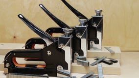 Το εργαλείο - stapler χειρωνακτικός μηχανικός - για την εργασία επισκευής στο σπίτι και για τα έπιπλα, και υποστηρίγματα απόθεμα βίντεο Το εργαλείο - stapler χειρωνακτικός μηχανικός - για την εργασία επισκευής στο σπίτι και για τα έπιπλα, και υποστηρίγματα απόθεμα βίντεο