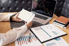 Το εργαζόμενο επιχειρησιακό άτομο, η ομάδα του μεσίτη ή οι έμποροι που μιλούν για τα Forex στις πολλαπλάσιες οθόνες υπολογιστή το στοκ φωτογραφία με δικαίωμα ελεύθερης χρήσης Το εργαζόμενο επιχειρησιακό άτομο, η ομάδα του μεσίτη ή οι έμποροι που μιλούν για τα Forex στις πολλαπλάσιες οθόνες υπολογιστή το στοκ φωτογραφία με δικαίωμα ελεύθερης χρήσης