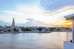 Το εστιατόριο απέναντι από τον ποταμό Chao Phraya, Wat Arun στοκ φωτογραφία με δικαίωμα ελεύθερης χρήσης Το εστιατόριο απέναντι από τον ποταμό Chao Phraya, Wat Arun στοκ φωτογραφία με δικαίωμα ελεύθερης χρήσης