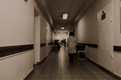 Το εσωτερικό διαδρόμων εγκατέλειψε το διανοητικό νοσοκομείο στοκ φωτογραφία με δικαίωμα ελεύθερης χρήσης Το εσωτερικό διαδρόμων εγκατέλειψε το διανοητικό νοσοκομείο στοκ φωτογραφία με δικαίωμα ελεύθερης χρήσης