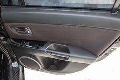 Το εσωτερικό του αυτοκινήτου Mazda 3 με μια άποψη του ταμπλό, των καθισμάτ στοκ εικόνες Το εσωτερικό του αυτοκινήτου Mazda 3 με μια άποψη του ταμπλό, των καθισμάτ στοκ εικόνες