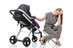 Το ευτυχές mom με το μωρό της στο καροτσάκι Στοκ φωτογραφία με δικαίωμα ελεύθερης χρήσης Το ευτυχές mom με το μωρό της στο καροτσάκι Στοκ φωτογραφία με δικαίωμα ελεύθερης χρήσης