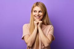 Το ευτυχές κορίτσι πονηριών με τα χέρια στο πηγούνι, και τα όνειρα ή σκέφτονται στοκ φωτογραφία με δικαίωμα ελεύθερης χρήσης Το ευτυχές κορίτσι πονηριών με τα χέρια στο πηγούνι, και τα όνειρα ή σκέφτονται στοκ φωτογραφία με δικαίωμα ελεύθερης χρήσης
