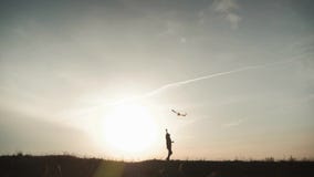 Το ευτυχές κορίτσι προωθεί έναν ικτίνο στο λιβάδι στο ηλιοβασίλεμα Αστείος χρόνος Ταξίδι και ελευθερία έννοιας απόθεμα βίντεο Το ευτυχές κορίτσι προωθεί έναν ικτίνο στο λιβάδι στο ηλιοβασίλεμα Αστείος χρόνος Ταξίδι και ελευθερία έννοιας απόθεμα βίντεο