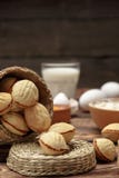 Το εύγευστο ξύλο καρυδιάς διαμόρφωσε τα μπισκότα σάντουιτς κουλουρακιών που γέμισαν με το γλυκό συμπυκνωμένο γάλα και τεμάχισε τα στοκ φωτογραφίες με δικαίωμα ελεύθερης χρήσης Το εύγευστο ξύλο καρυδιάς διαμόρφωσε τα μπισκότα σάντουιτς κουλουρακιών που γέμισαν με το γλυκό συμπυκνωμένο γάλα και τεμάχισε τα στοκ φωτογραφίες με δικαίωμα ελεύθερης χρήσης