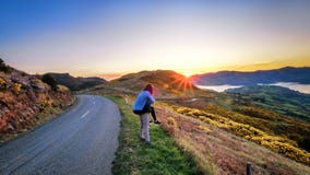 Το ζεύγος απολαμβάνει το όμορφο τοπίο Akaroa κοντά σε Christchurch στη Νέα Ζηλανδία Το ρομαντικό ζεύγος πηγαίνει στο οδικό ταξίδι στοκ φωτογραφία Το ζεύγος απολαμβάνει το όμορφο τοπίο Akaroa κοντά σε Christchurch στη Νέα Ζηλανδία Το ρομαντικό ζεύγος πηγαίνει στο οδικό ταξίδι στοκ φωτογραφία