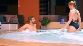 Το ζεύγος χαλαρώνει σε μια υπαίθρια καυτή σκάφη Ευτυχής νέα χαλάρωση γυναικών και ανδρών στο ζεστό νερό κοντά στη λίμνη απόθεμα βίντεο Το ζεύγος χαλαρώνει σε μια υπαίθρια καυτή σκάφη Ευτυχής νέα χαλάρωση γυναικών και ανδρών στο ζεστό νερό κοντά στη λίμνη απόθεμα βίντεο